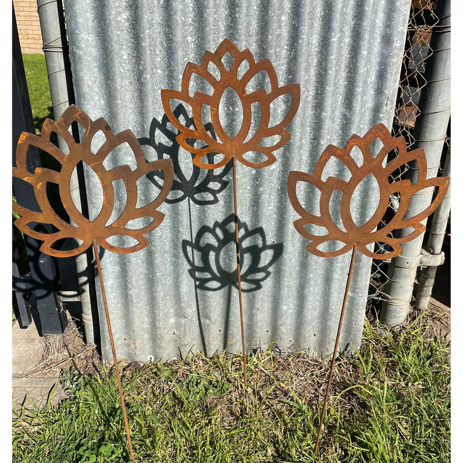 Lotus flower metal garden spike large-Old n Dazed