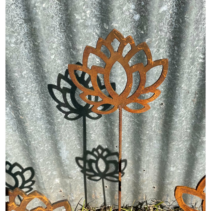 Lotus flower metal garden spike small-Old n Dazed