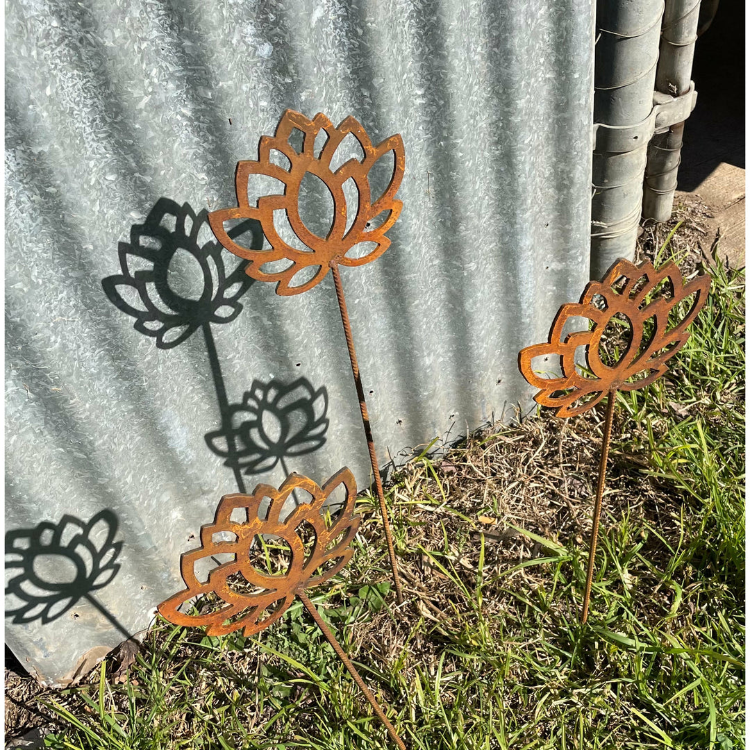 Lotus flower metal garden spike small-Old n Dazed