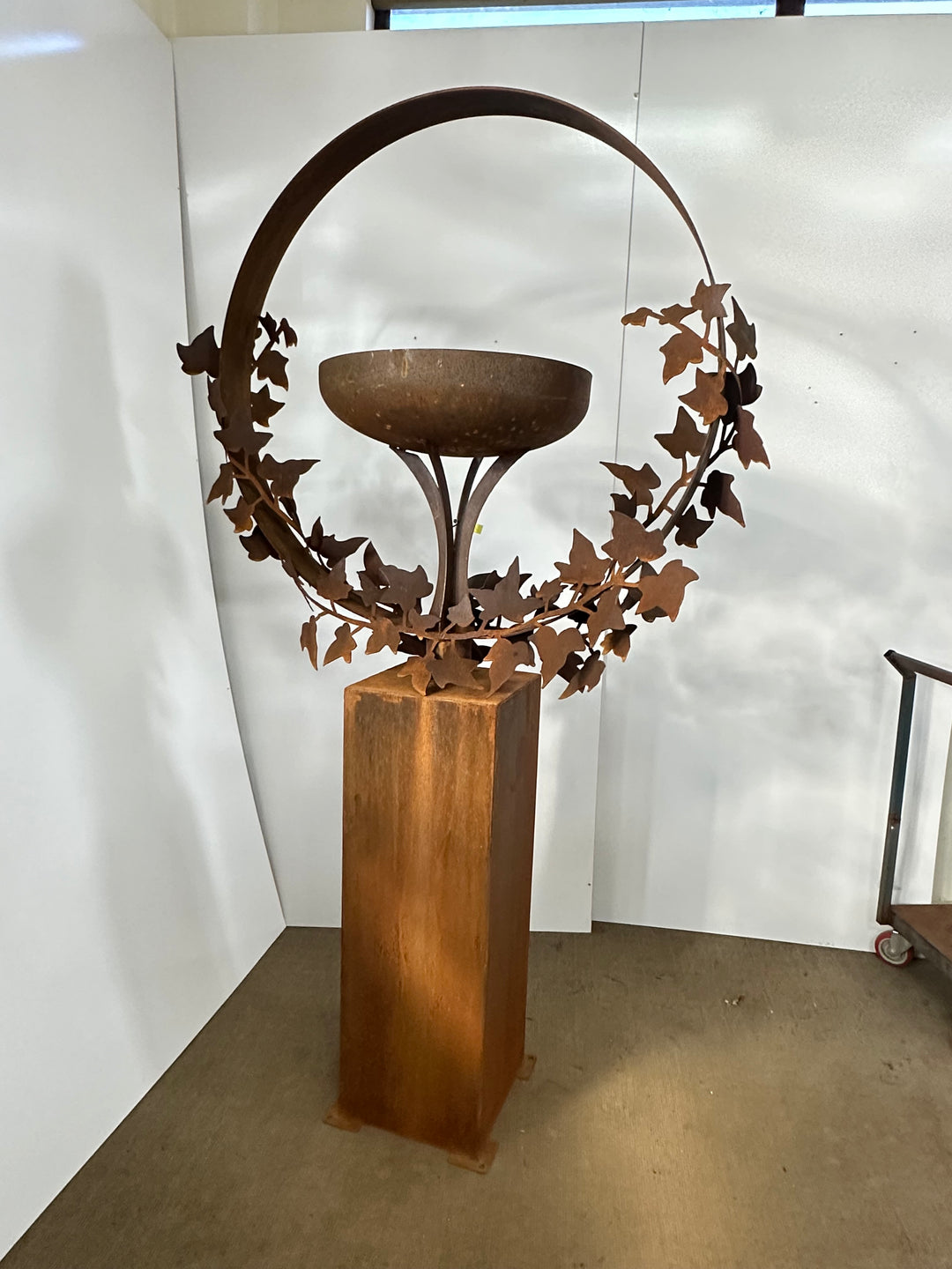 Freestanding Metal Bird Bath with Ivy Leaf Ring – Pedestal Garden Birdbath