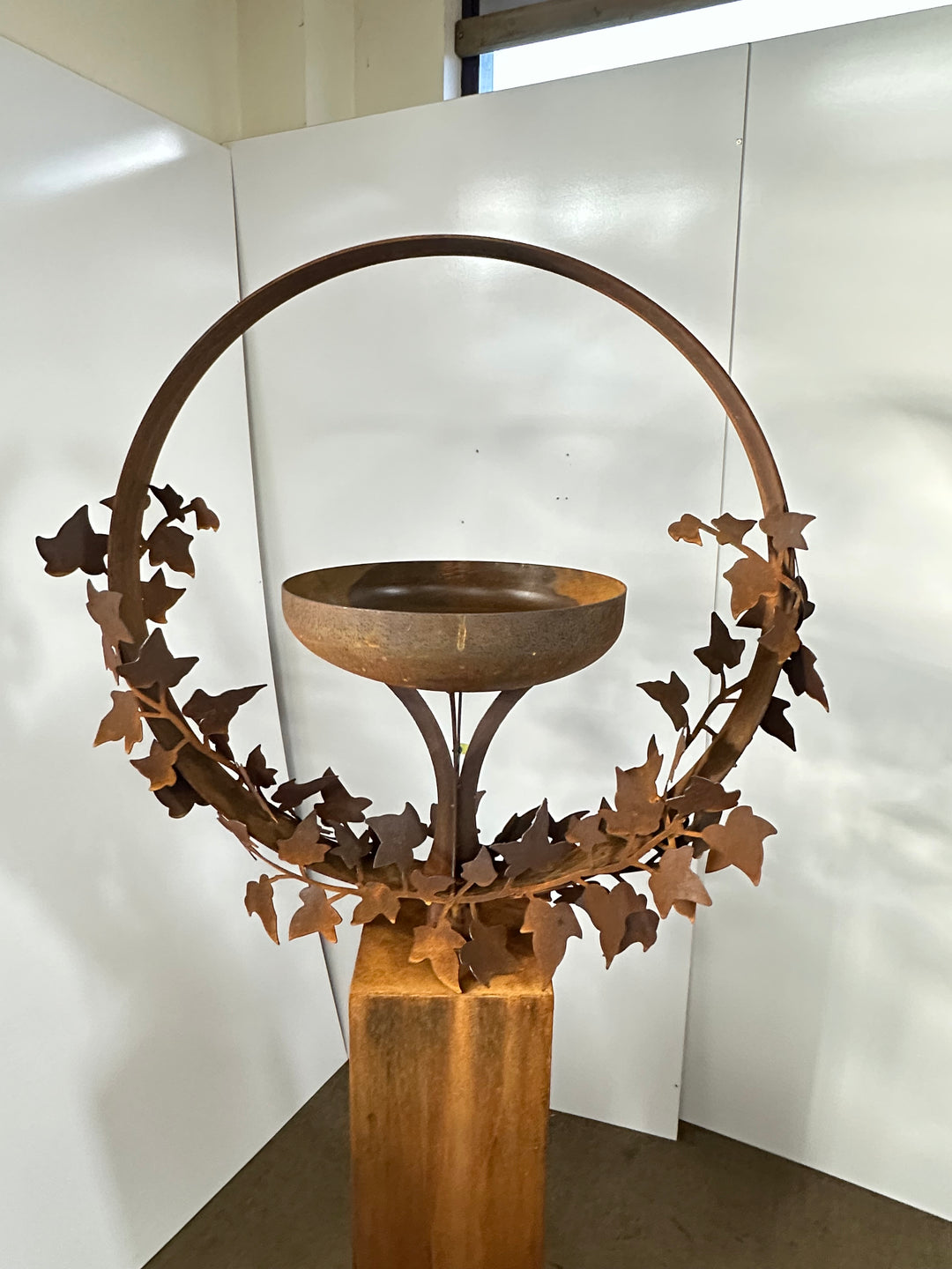 Freestanding Metal Bird Bath with Ivy Leaf Ring – Pedestal Garden Birdbath
