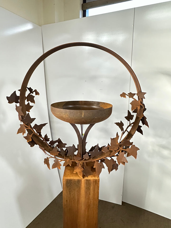Freestanding Metal Bird Bath with Ivy Leaf Ring – Pedestal Garden Birdbath