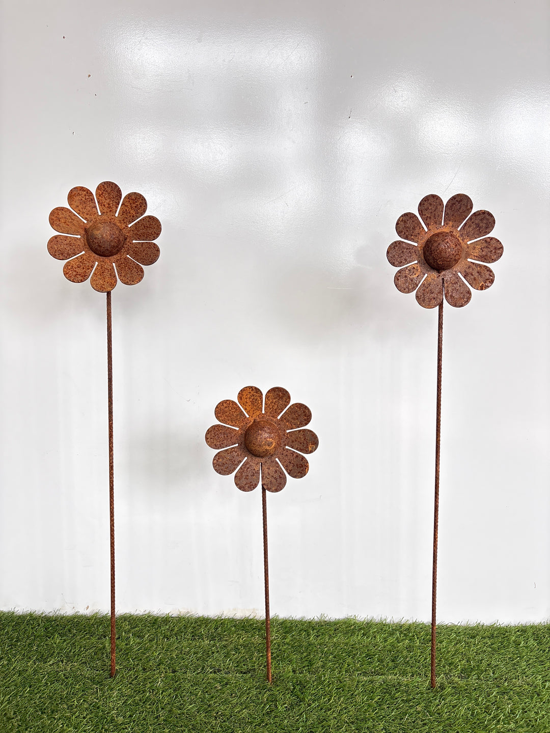 Metal Daisy Flower Garden Art - Small Garden Spike