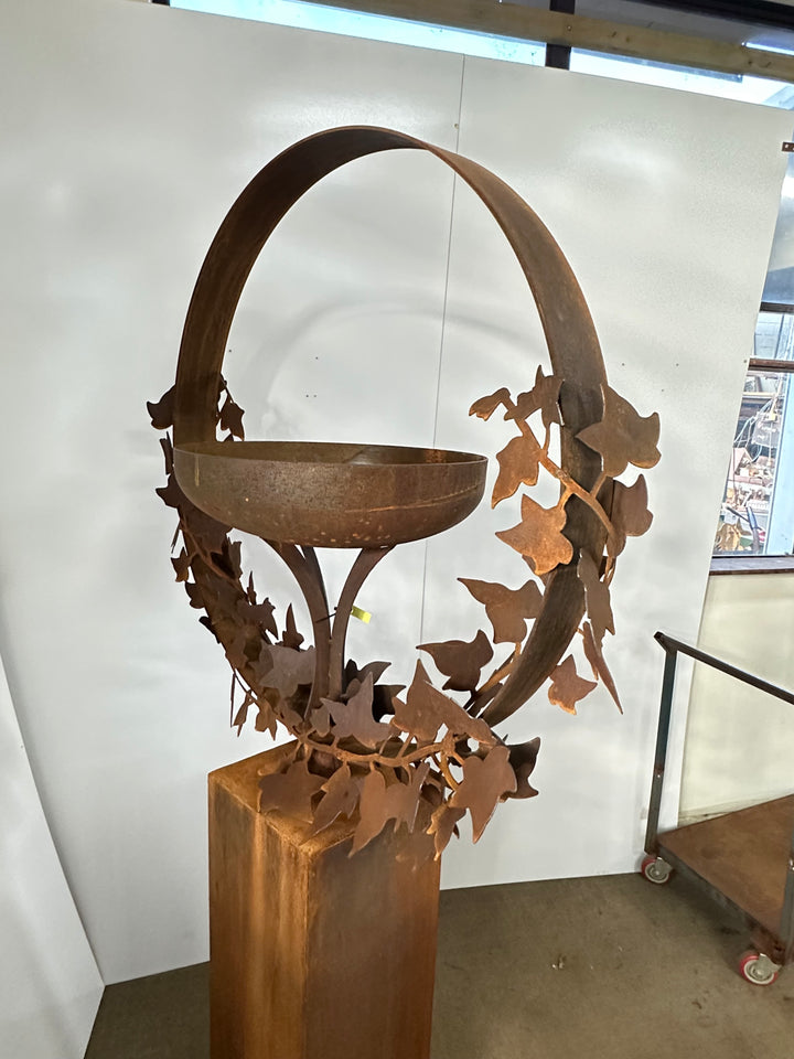 Freestanding Metal Bird Bath with Ivy Leaf Ring – Pedestal Garden Birdbath