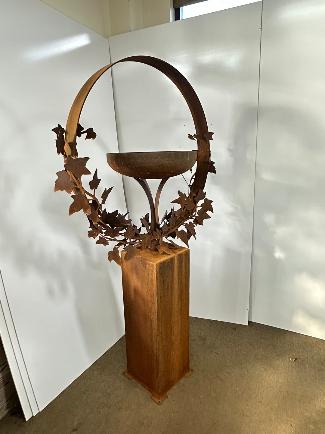 Freestanding Metal Bird Bath with Ivy Leaf Ring – Pedestal Garden Birdbath