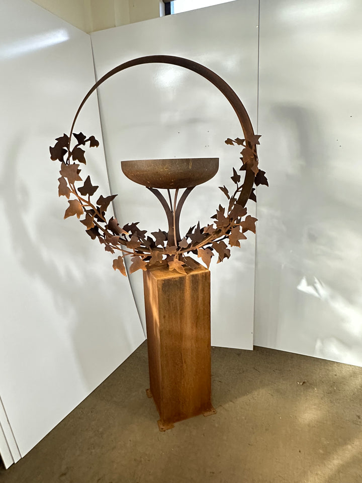 Freestanding Metal Bird Bath with Ivy Leaf Ring – Pedestal Garden Birdbath