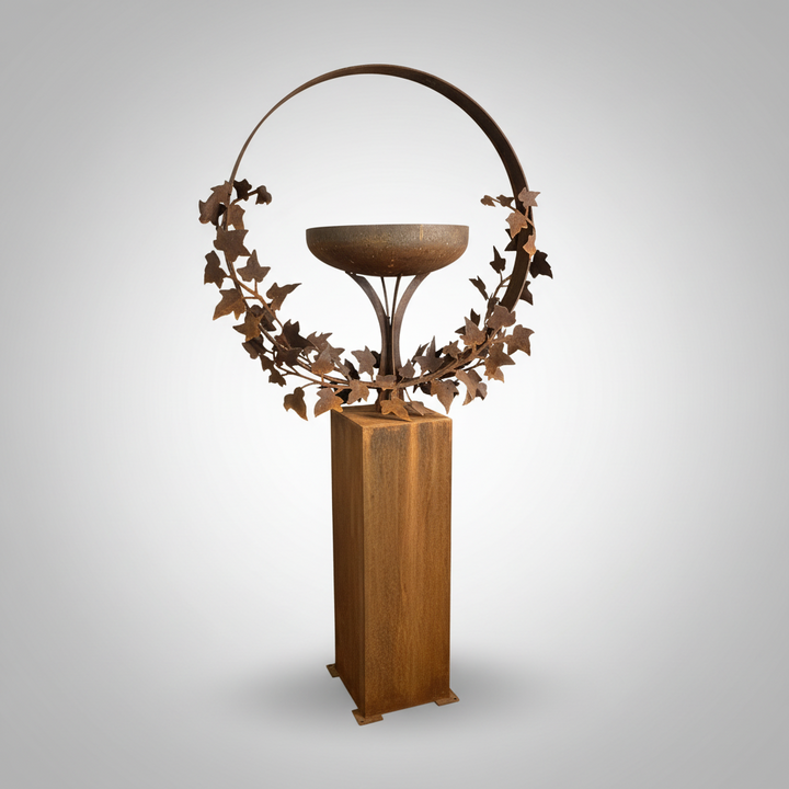 Freestanding Metal Bird Bath with Ivy Leaf Ring – Pedestal Garden Birdbath