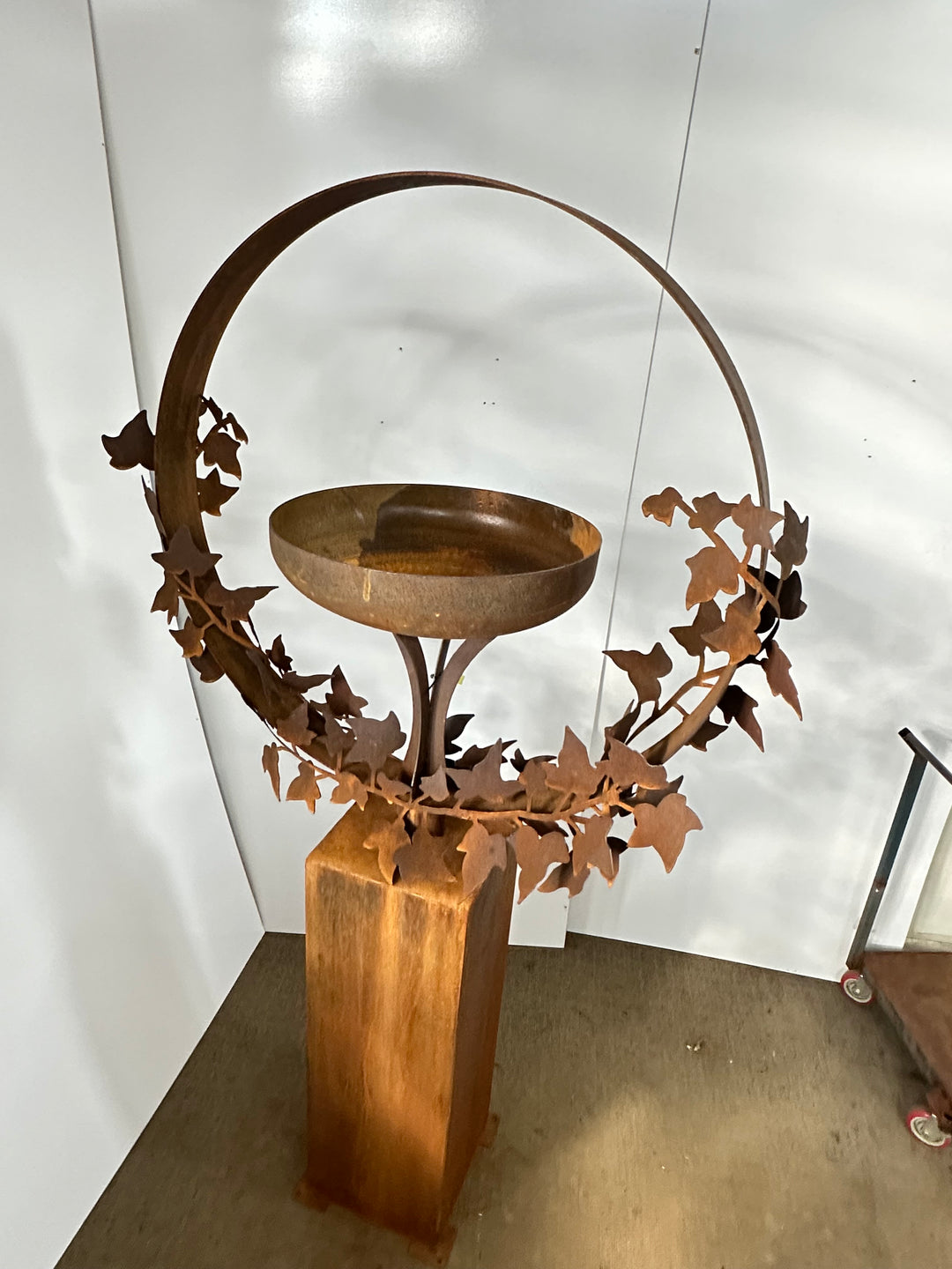 Freestanding Metal Bird Bath with Ivy Leaf Ring – Pedestal Garden Birdbath