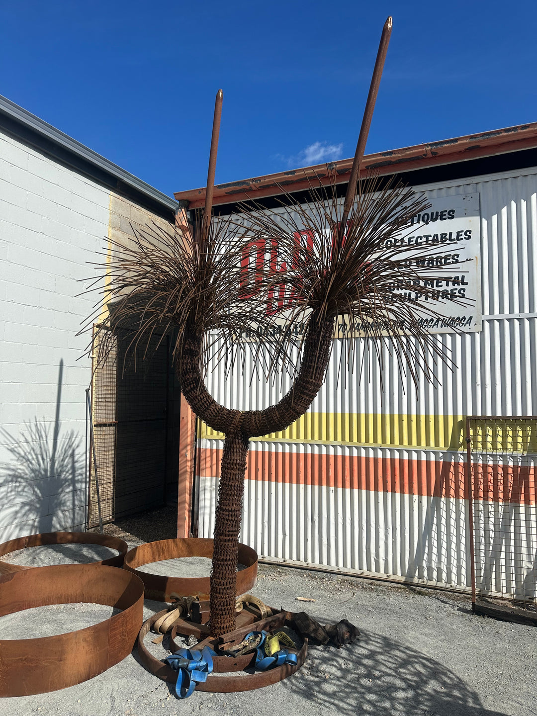 Outback Crown – Extra Large Metal Grass Tree Sculpture