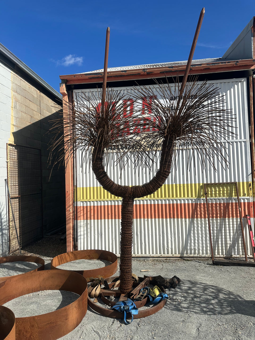 Outback Crown – Extra Large Metal Grass Tree Sculpture