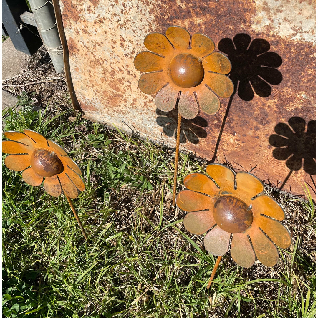 Flower Garden Spike small Daisy Metal Garden Art-Old n Dazed